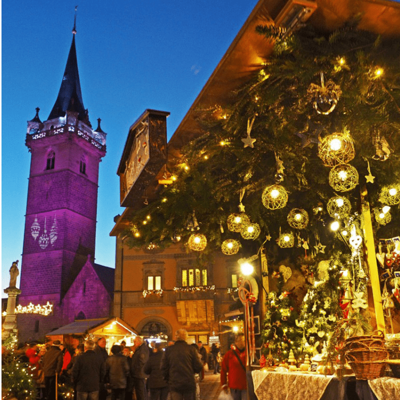Mercados de Navidad en Alsacia en la plaza de la iglesia