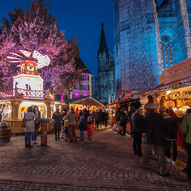 Mercados de Navidad en Alsacia en la plaza del pueblo