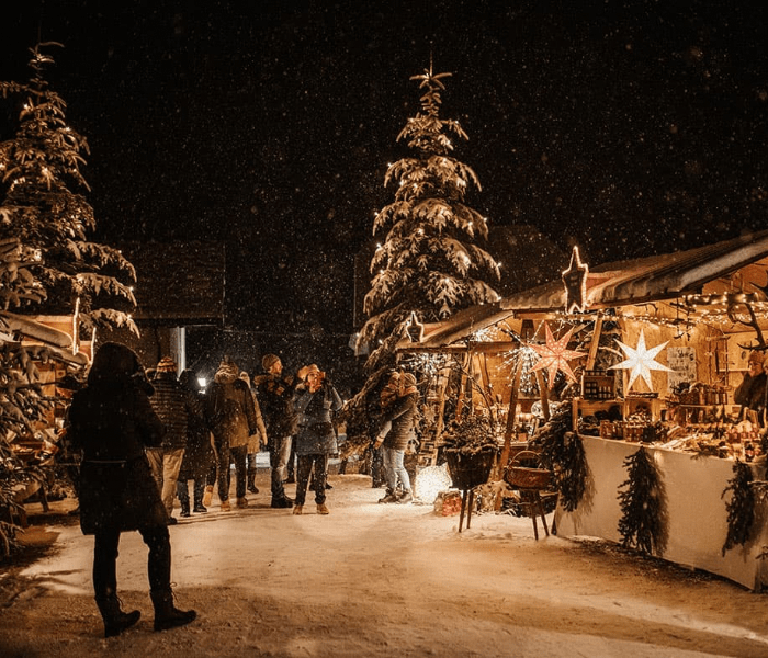 Mercado de Navidad en Salzburgo con puestos y decoración iluminada
