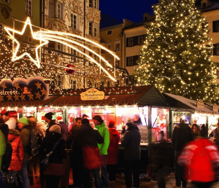 En la ruta por los mercados de Navidad de Austria e Italia en camper nos encontramos con el mercado de Innsbruck, bajo el Tejado Dorado con casetas y luces festivas