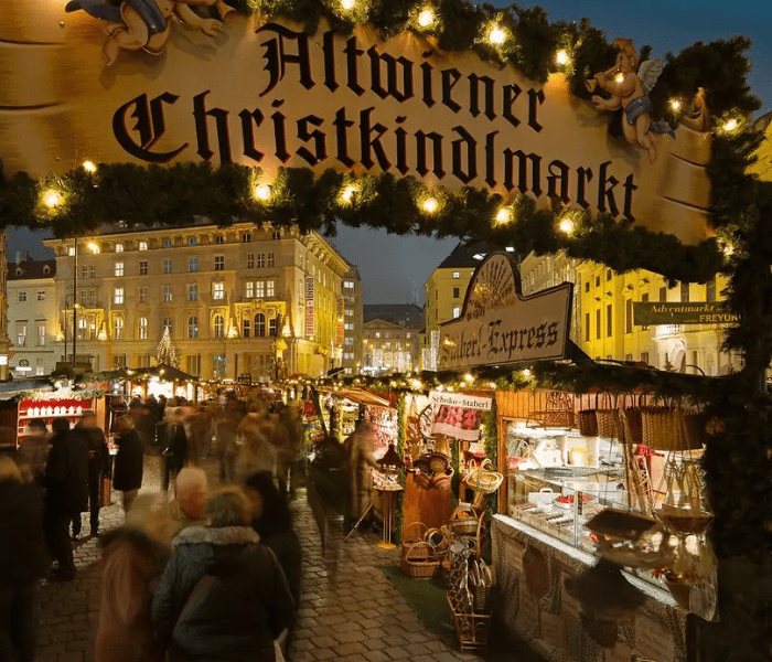 Entrada al Mercado de Navidad de Viena con sus puestos iluminados. Mercados de Navidad en Austria e Italia en camper