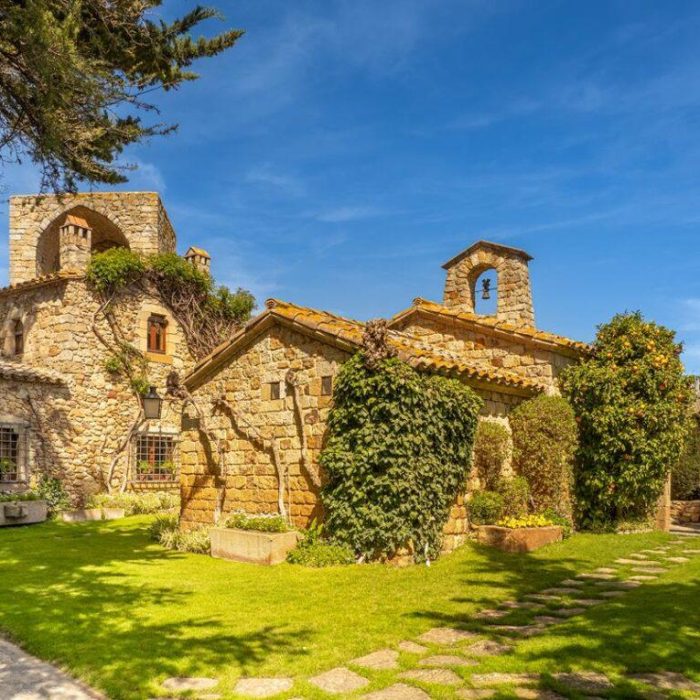 Viajar al Baix Empordà en camper o autocaravana te permite descubrir lugares como la ermita de Pals